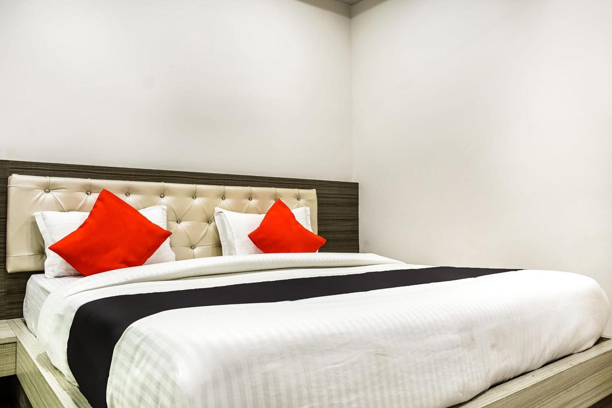 Capital O Jai Adisson Hotel Cuttack Exterior foto